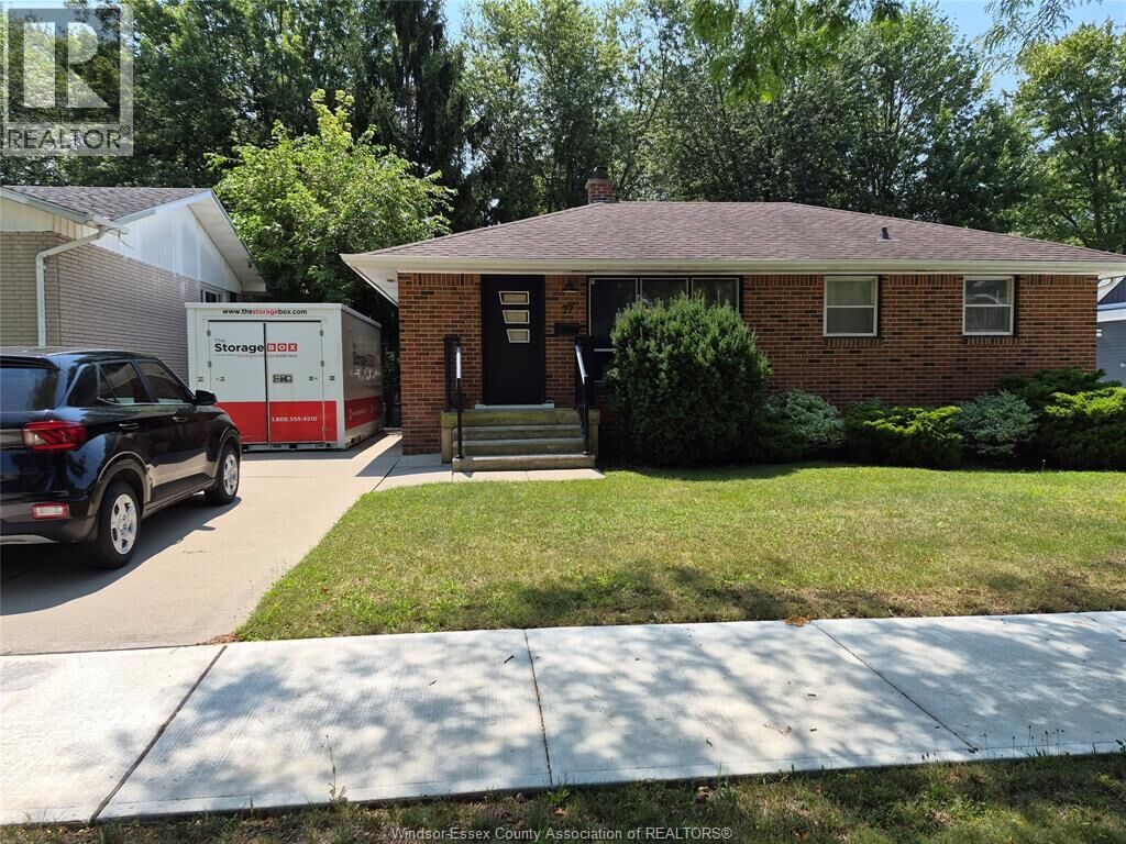 Property Photo:  27 Horwath Avenue  ON N9Y 1B9 
