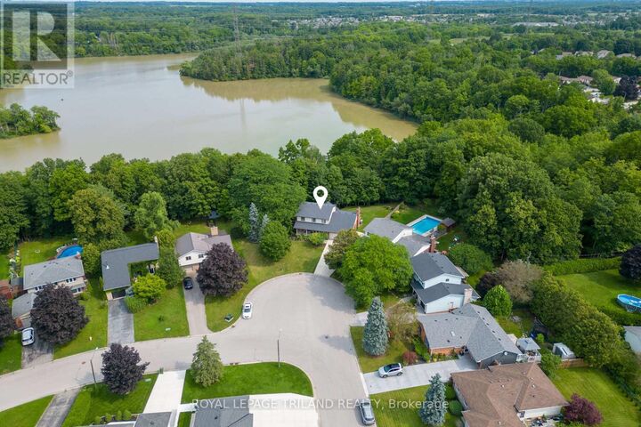 Property Photo: 20 Woodhaven Court ON N5P 3Z3