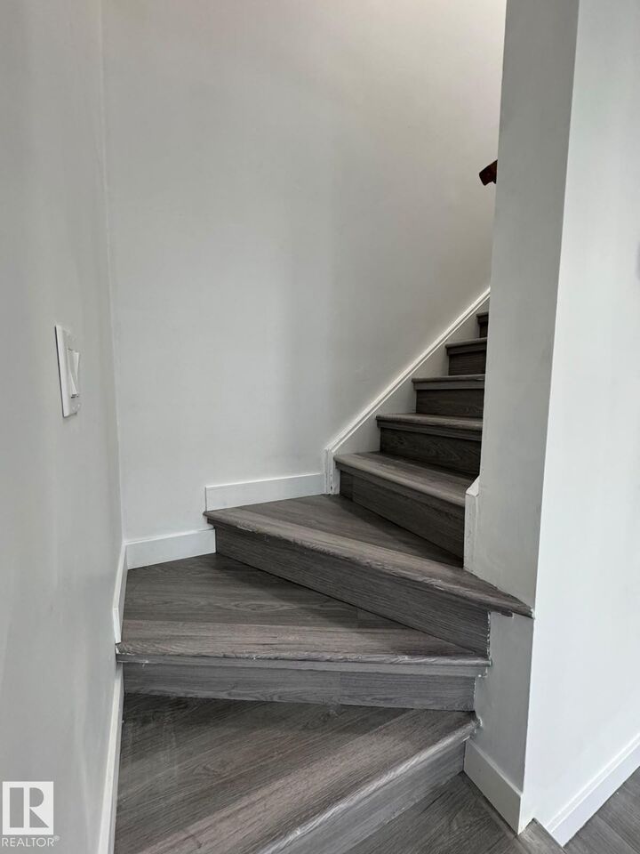 Property Photo:  41 Lancaster Terrace NW  AB T5X 5S3 