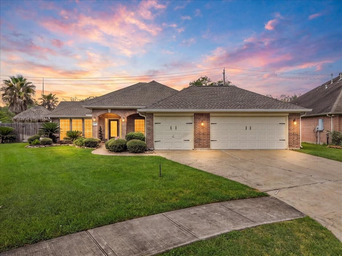 Property Photo:  1207 Shadowbend Street  TX 77581 