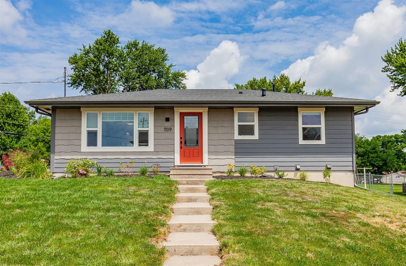 Property Photo:  1109 4th Street SW  IA 50009 
