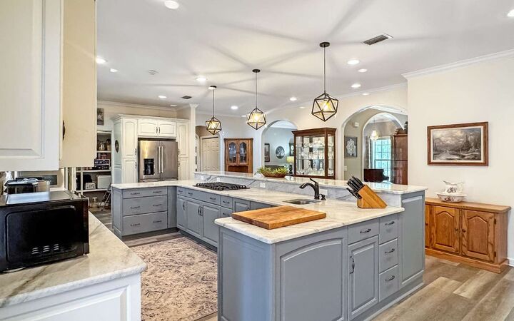 Property Photo:  