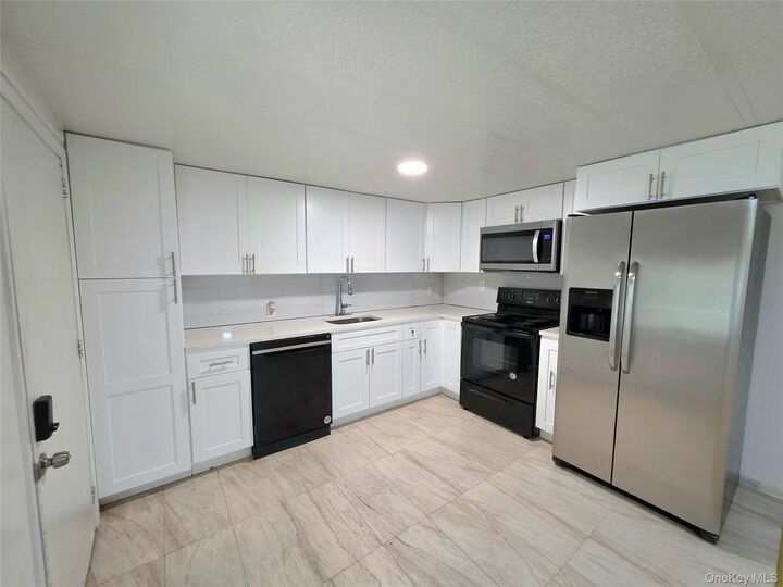 Property Photo:  525 Riverleigh Avenue 111  NY 11901 