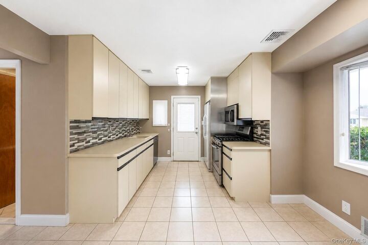 Property Photo:  62 Wellesley Lane  NY 11801 