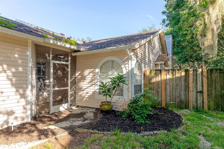 Property Photo: 824 Hillary Court FL 32750