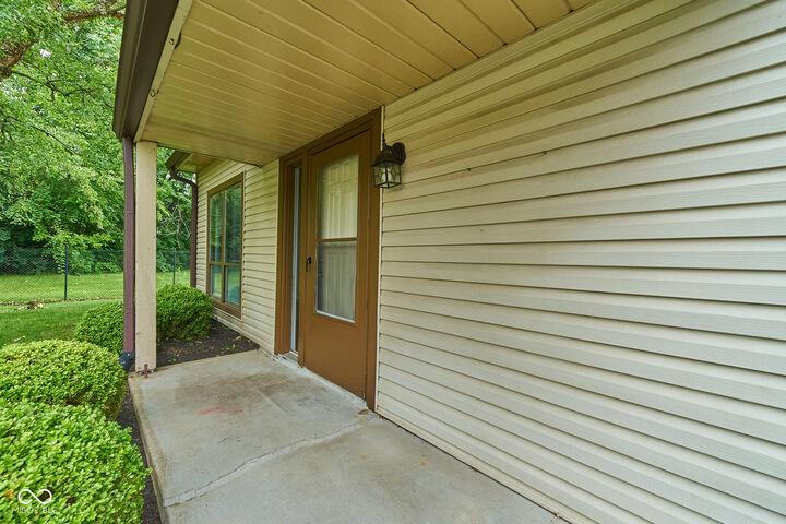Property Photo: 2512 Hideaway North Drive IN 46268
