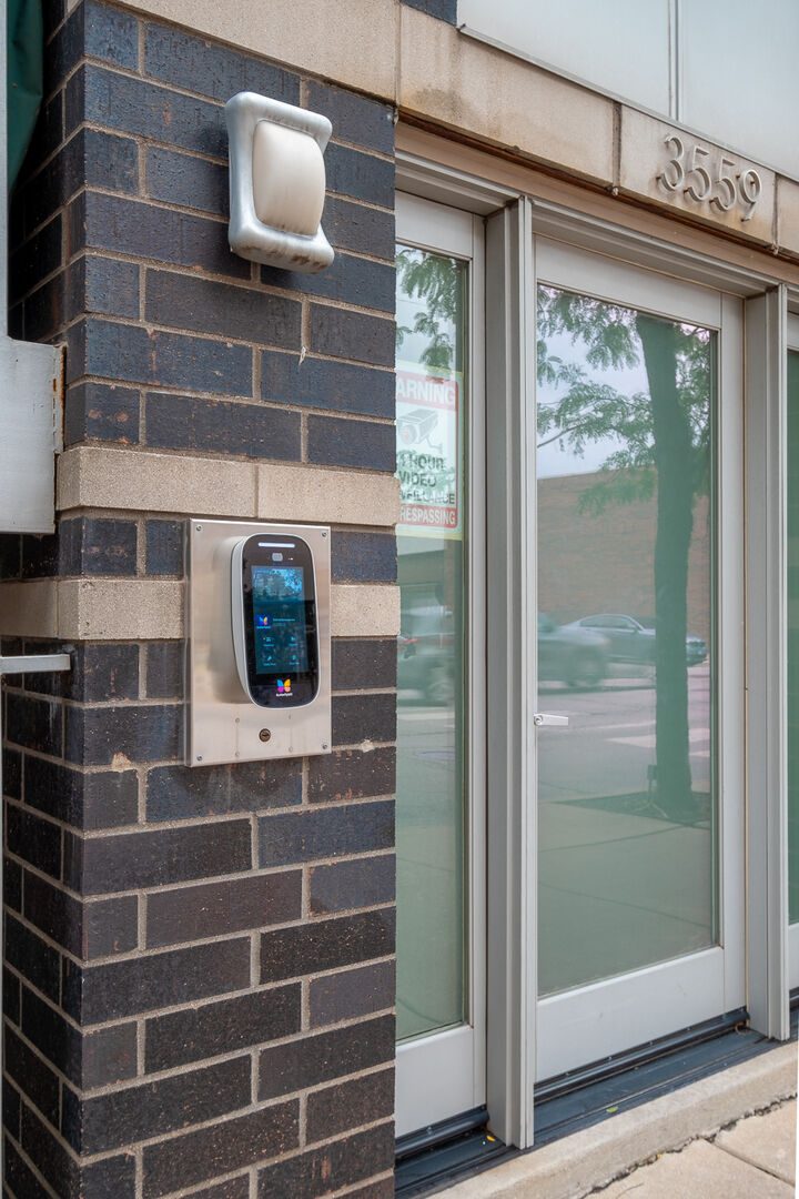 Property Photo:  3559 W Montrose Avenue 4E  IL 60618 