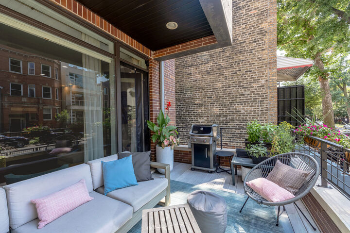 Property Photo: 1081 N Marshfield Avenue 1 IL 60622