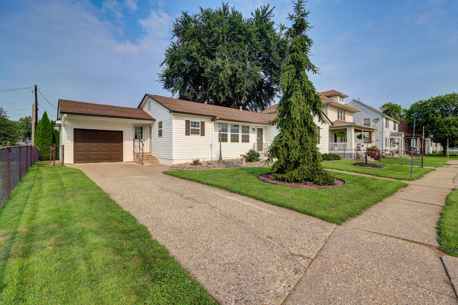 Property Photo: 722 Argyle Court IA 52732