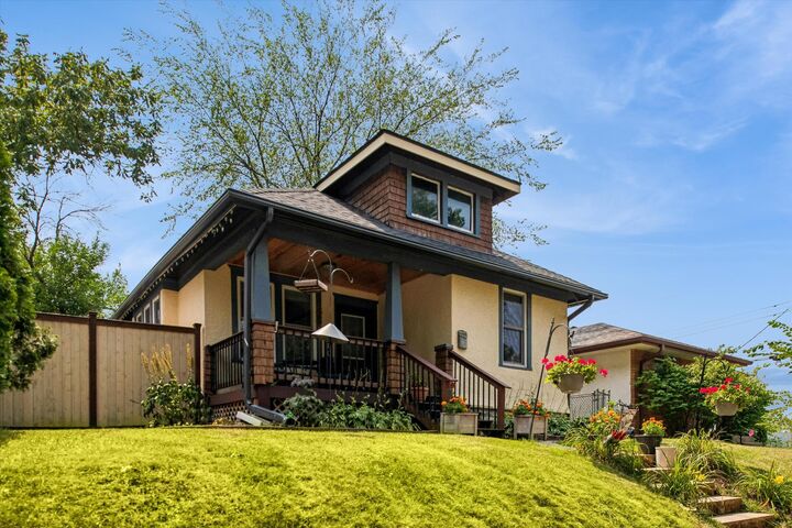 Property Photo:  838 Clear Avenue  MN 55106 