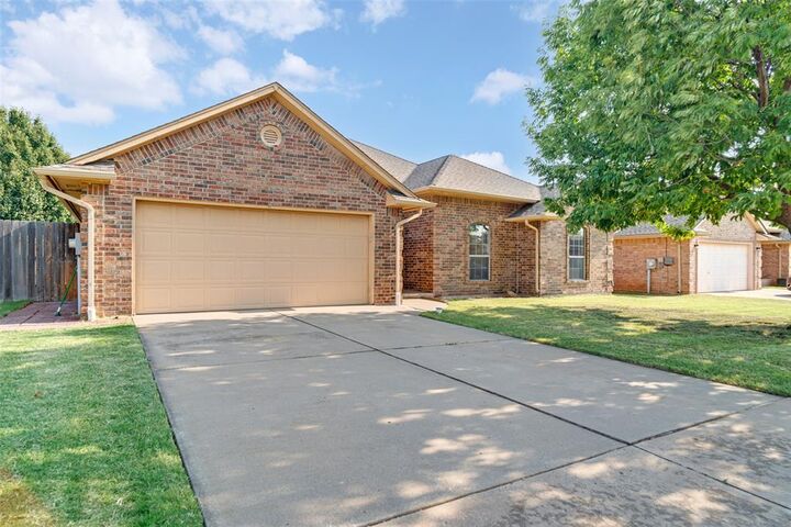 Property Photo: 1717 Hemingway Drive OK 73013
