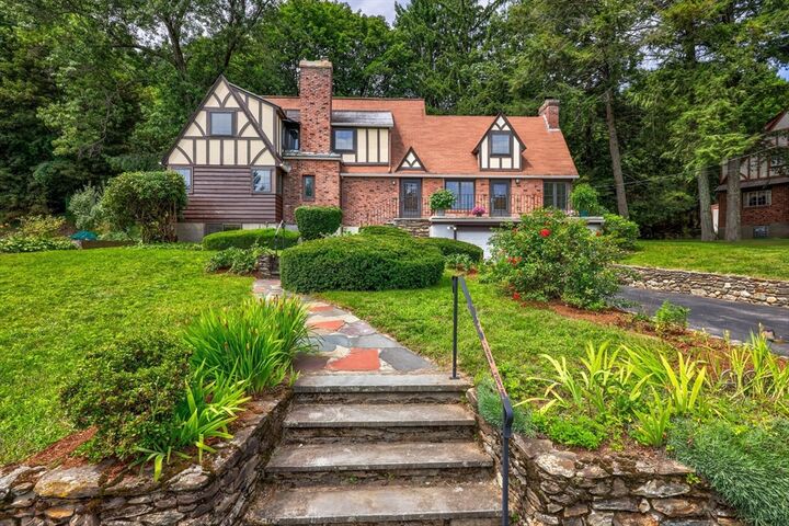 Property Photo: 6 Old Brook Dr MA 01609
