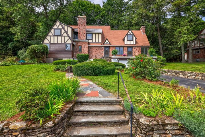 Property Photo:  6 Old Brook Dr  MA 01609 