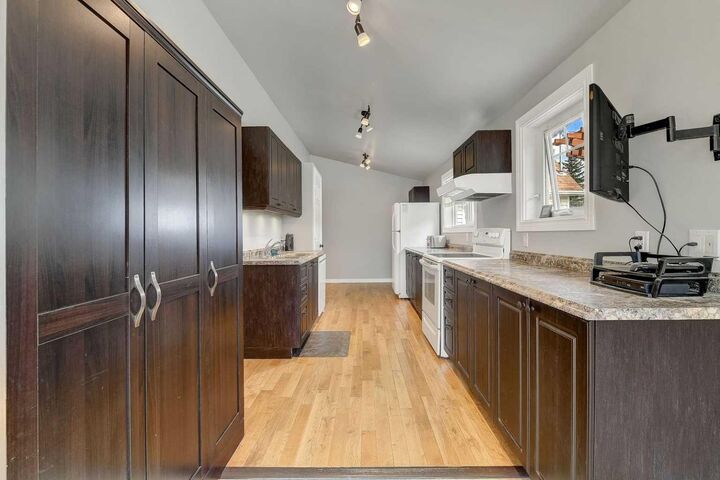 Property Photo:  918 5 Avenue  AB T0H 0C0 