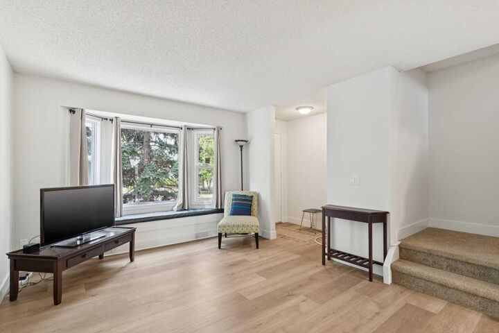 Property Photo:  91 Deerfield Drive SE  AB T2J 6T9 
