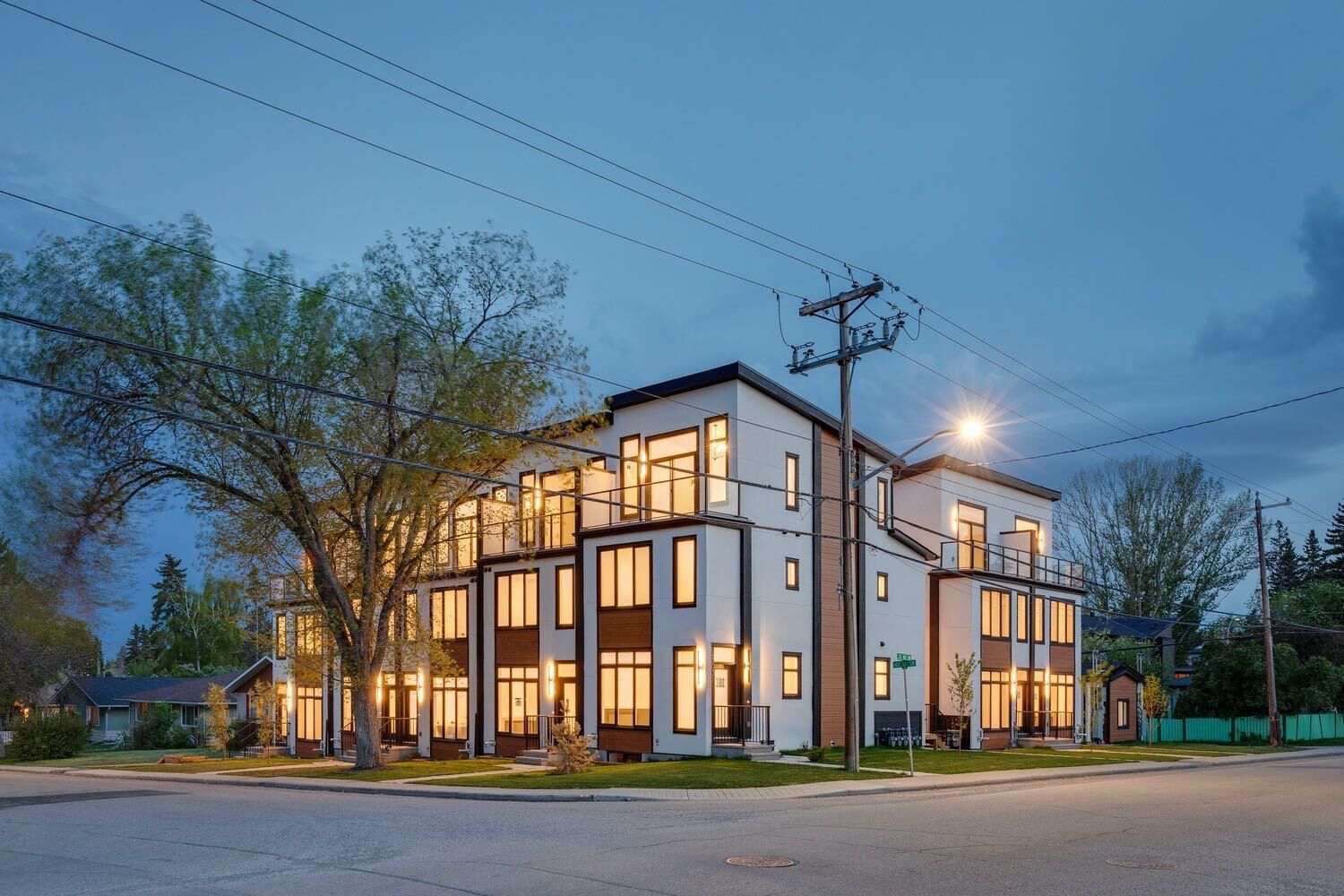 Property Photo:  4307 30 Avenue SW  AB T3E 0T5 