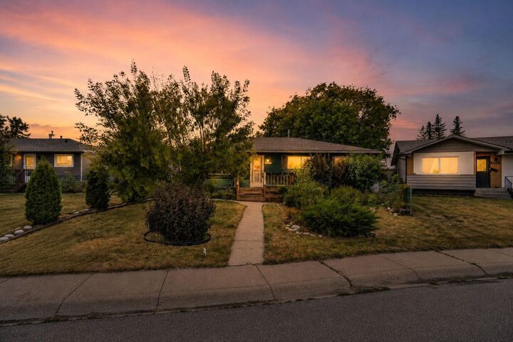 Property Photo:  5404 Valentine Crescent SE  AB T2A 2K6 