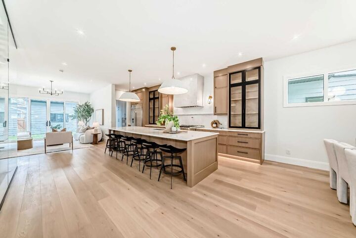 Property Photo: 1612 49 Avenue SW AB T2T 2T7