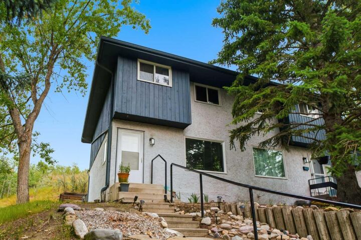 Property Photo: 800 Bowcroft Place 12 AB T4C 1B9