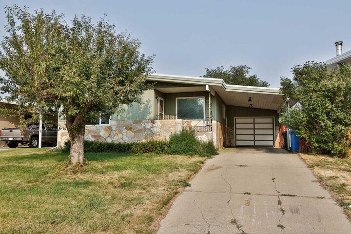 1921 17 Street N — photo 1