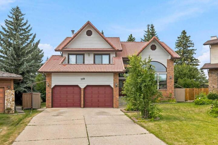 119 Strathbury Bay SW — photo 1