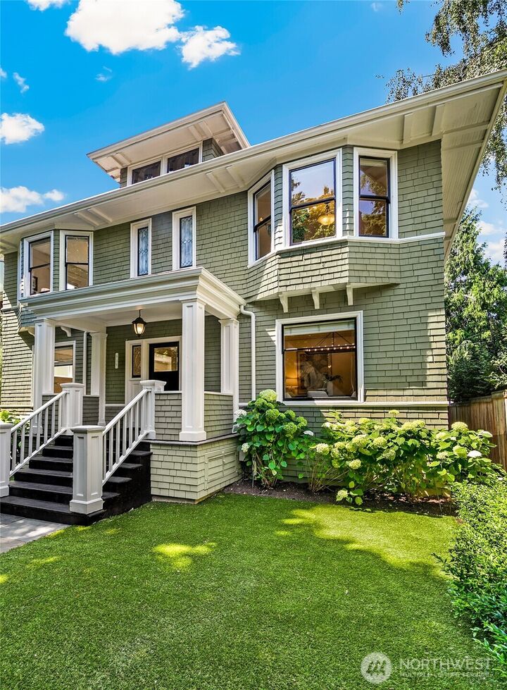 Property Photo:  939  13th Avenue E  WA 98102 