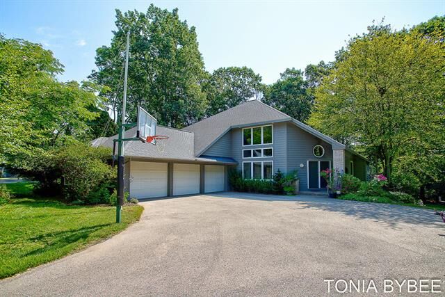 Property Photo:  2302 Timberlee Drive  MI 49424 
