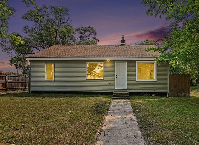 Property Photo:  2304 Dyson Street  MI 49444 