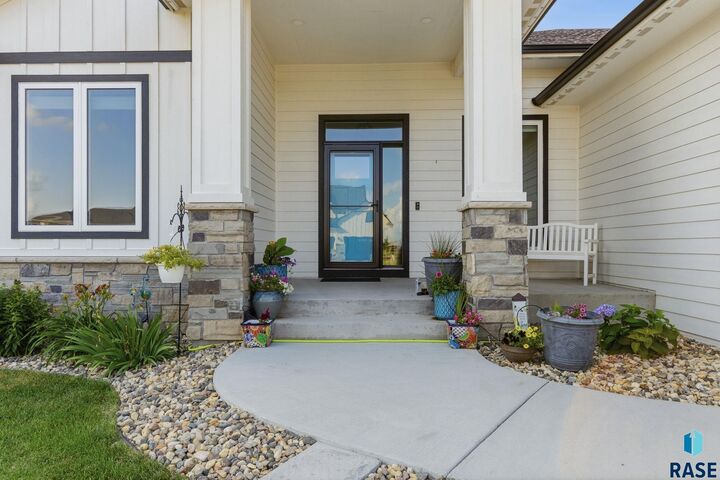 Property Photo: 5600 E Daybreak Cir SD 57110