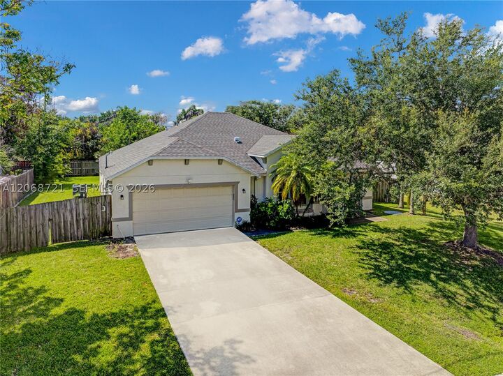 Property Photo: 2826 SE Melaleuca Blvd FL 34952