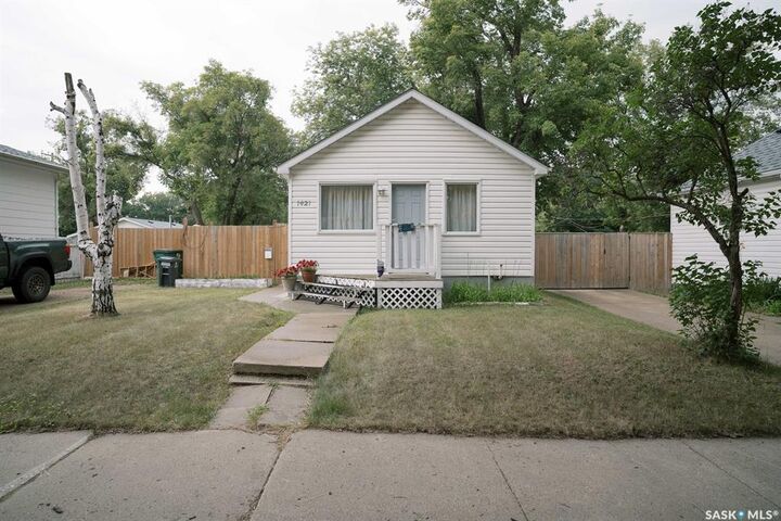 Property Photo: 1421 H Avenue N SK S7L 2E5