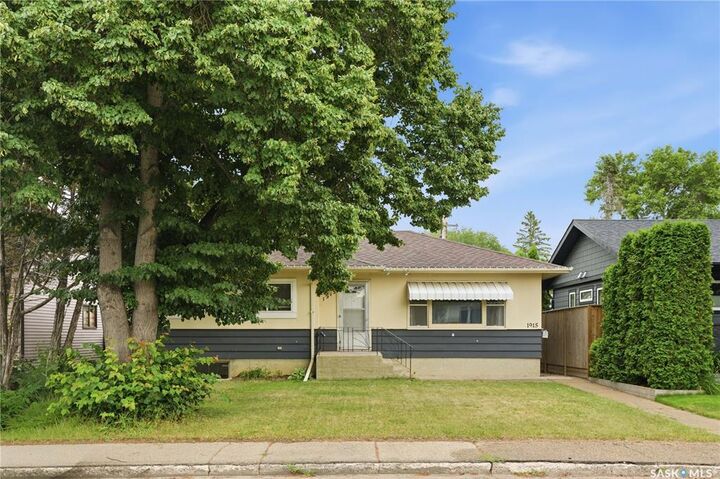 Property Photo: 1915 Dufferin Avenue SK S7J 1B6