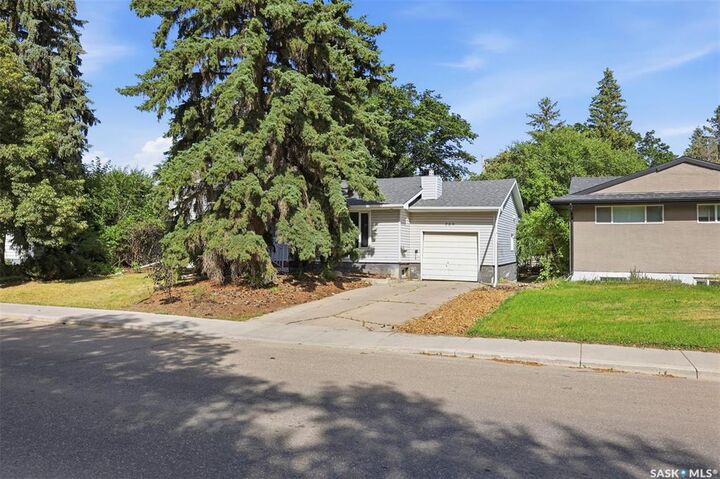 Property Photo:  709 Cumberland Avenue S  SK S7H 2L5 