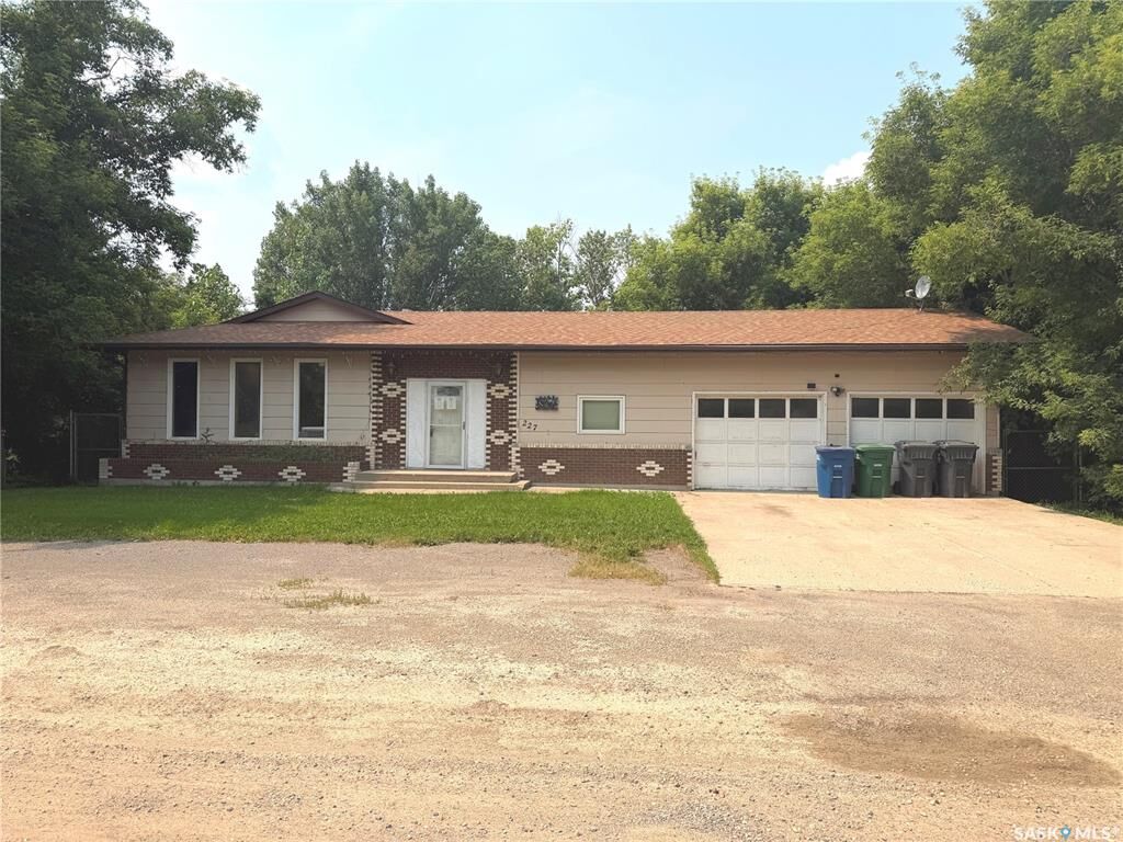 Property Photo:  227 Brewer Street  SK S0G 1K0 