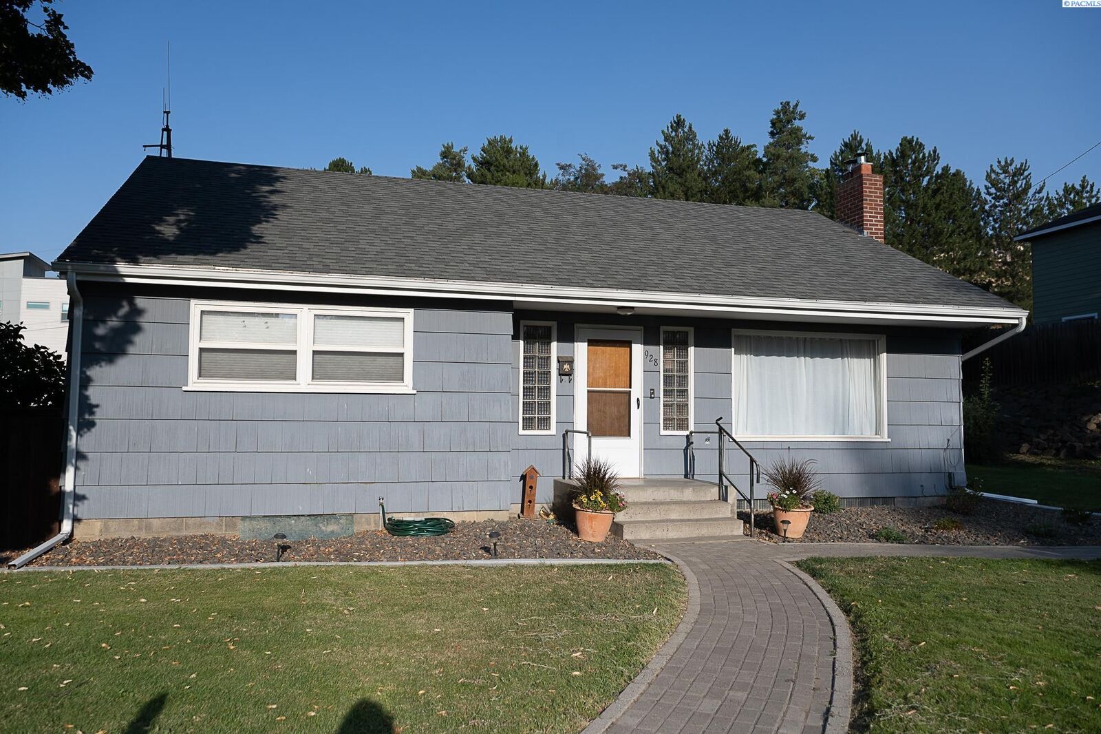 Property Photo: 928 Market St WA 99350