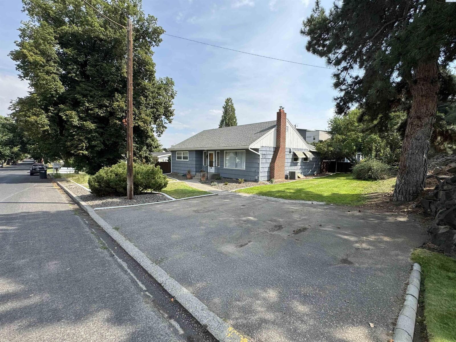 Property Photo: 928 Market St WA 99350