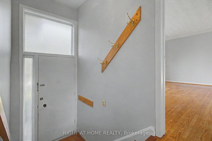 Property Photo:  426 Seaton Drive Upper  ON L6L 3Y4 
