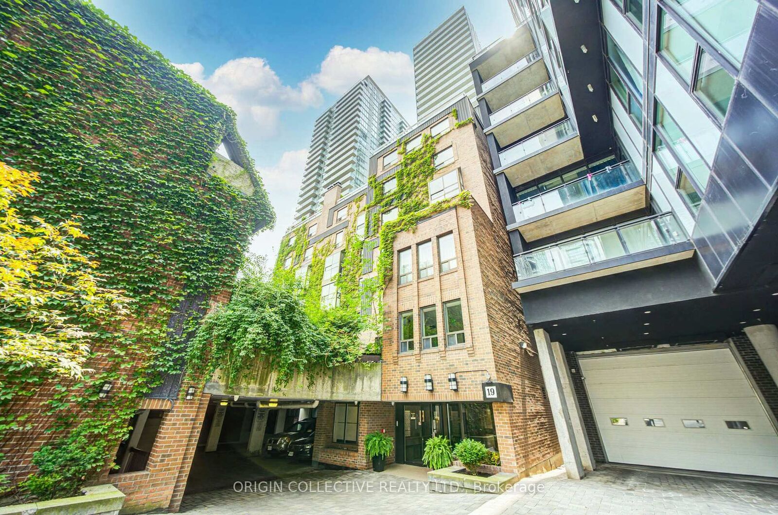 Property Photo:  19 Dundonald Street 305  ON M4Y 1K3 