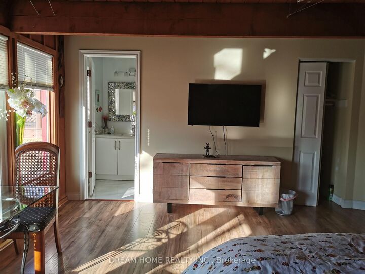 Property Photo:  850 Clarkson Road S Room C  ON L5J 2V3 