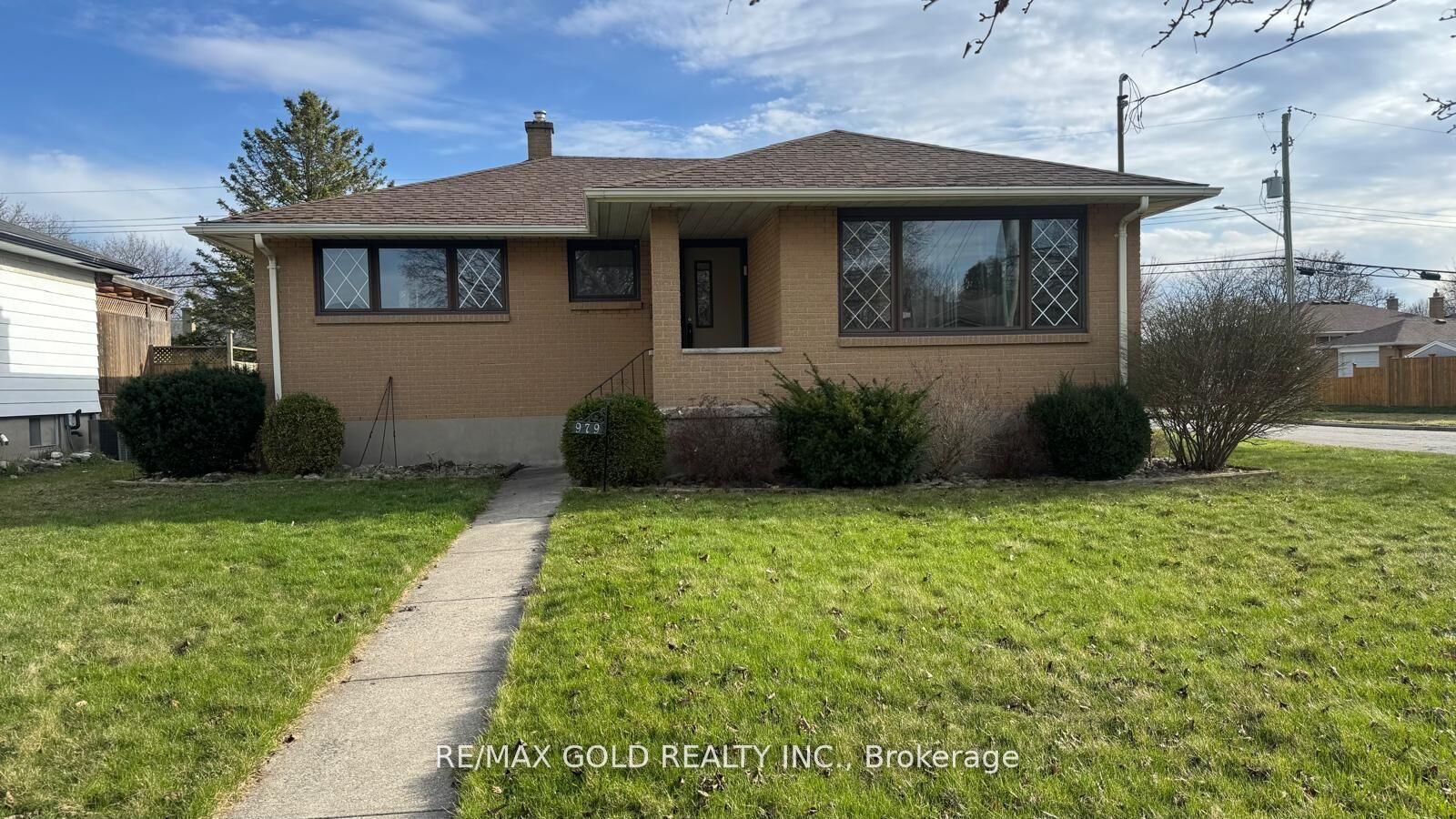Property Photo:  979 Wellington Street  ON N7S 1E2 