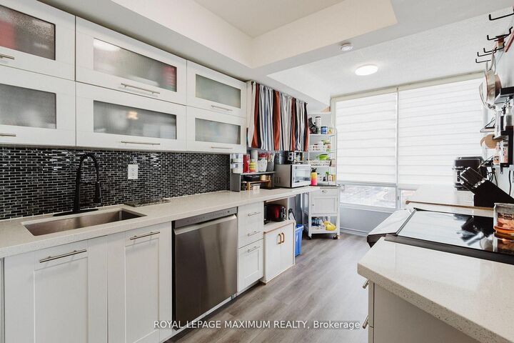 Property Photo:  26 Hanover Road 1101  ON L6S 4T2 