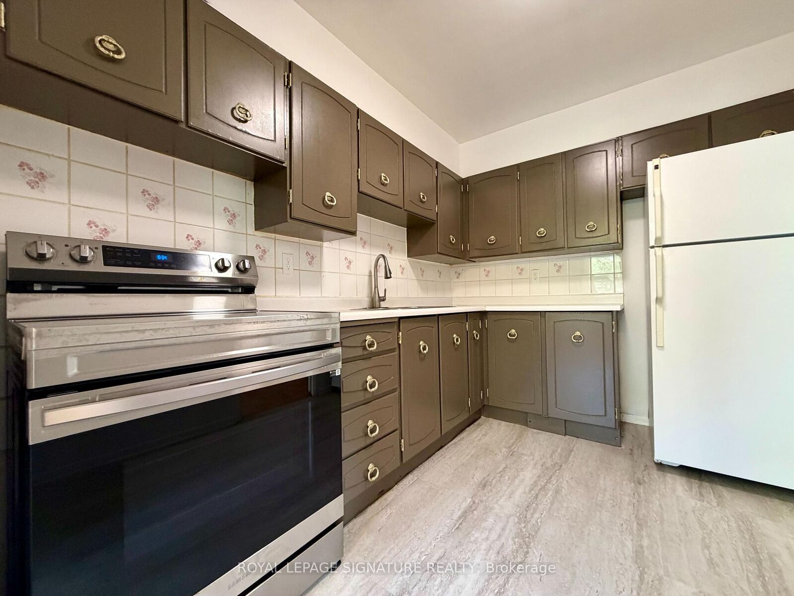 Property Photo:  20 Edgecliff Golfway 409  ON M3C 3A4 
