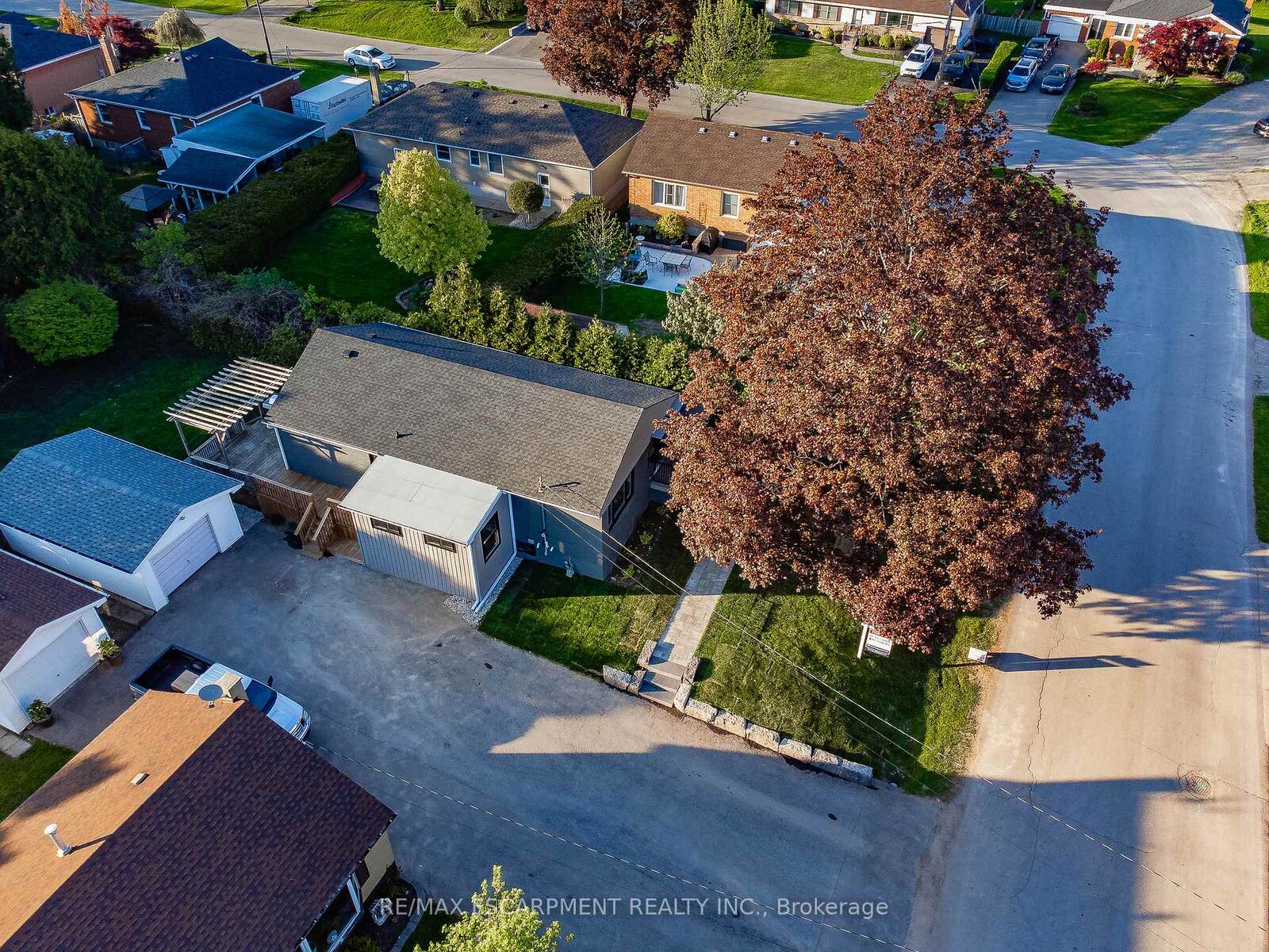 Property Photo: 1041 Shepherd's Drive ON L7T 3R4