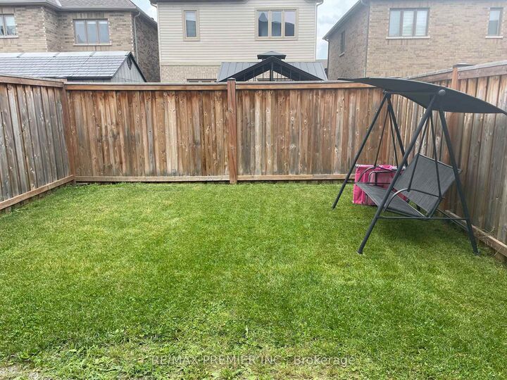 Property Photo:  34 Arnold Crescent  ON L9R 0T6 
