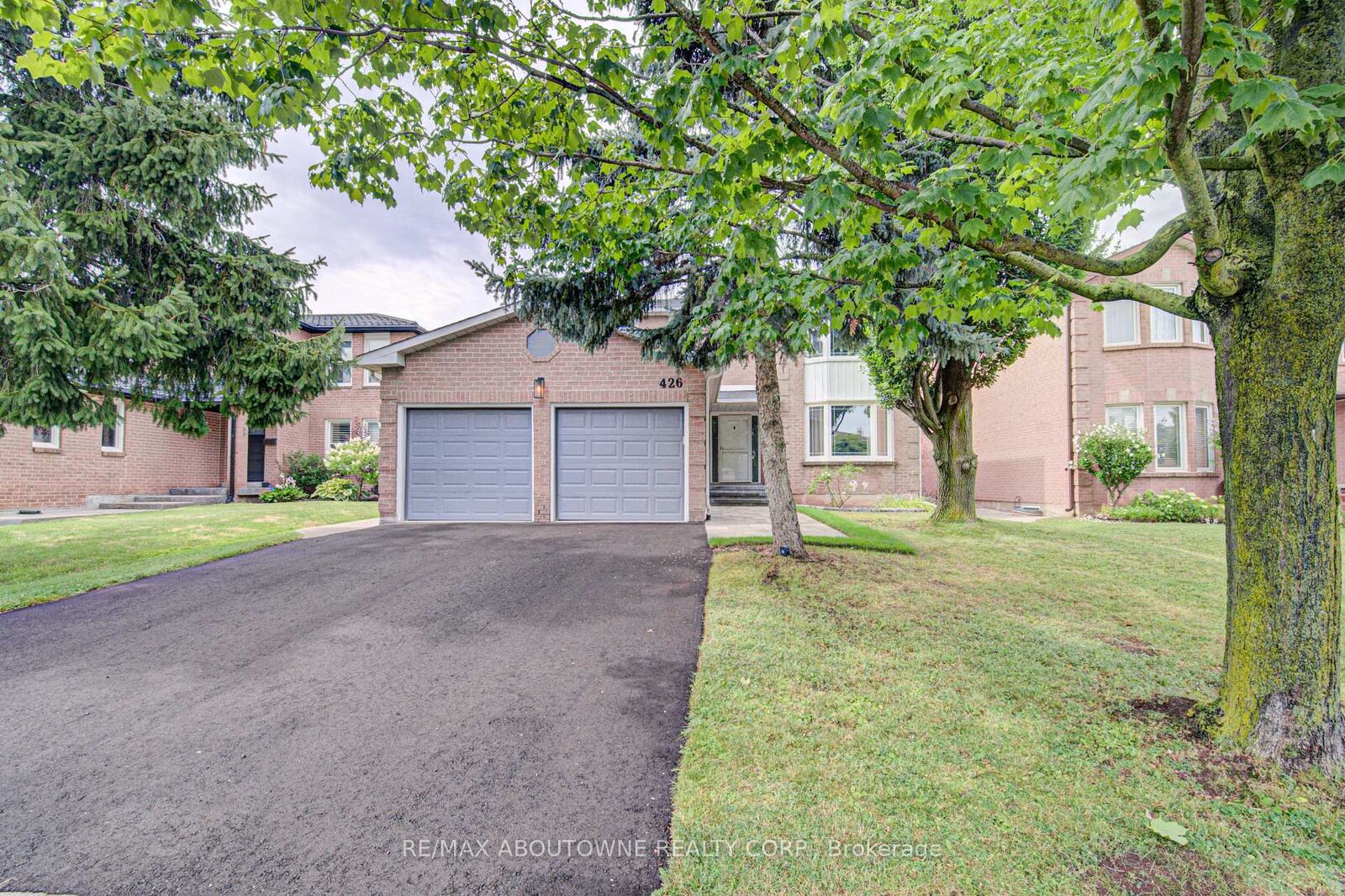 Property Photo:  426 Parklane Road  ON L6H 4J5 