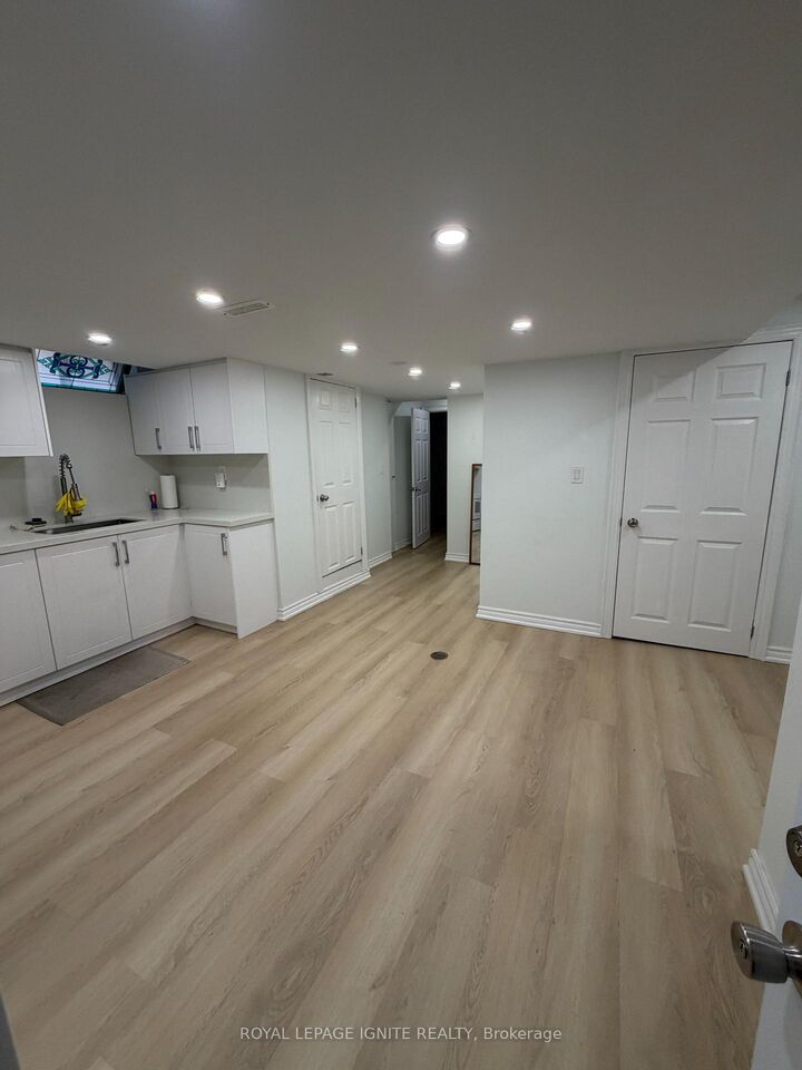 Photo de la propriété:  21A Lambton Avenue Bsmt  ON M6N 2S2 