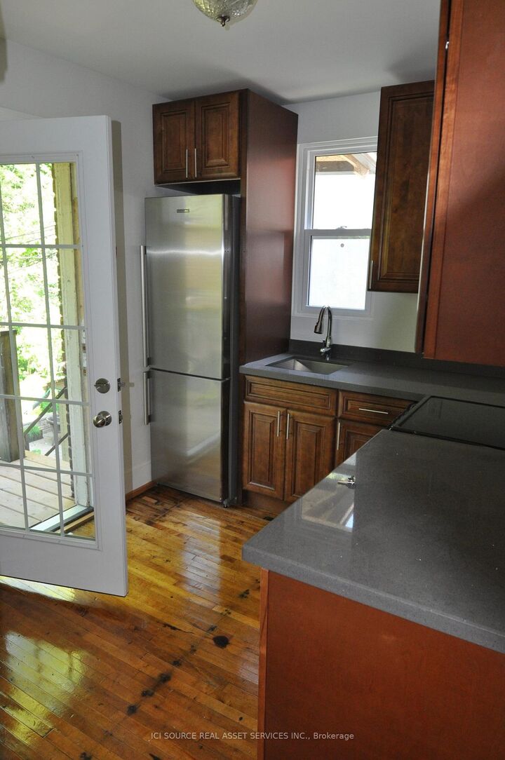 Property Photo:  201 Crawford Street 4  ON M6J 2V5 