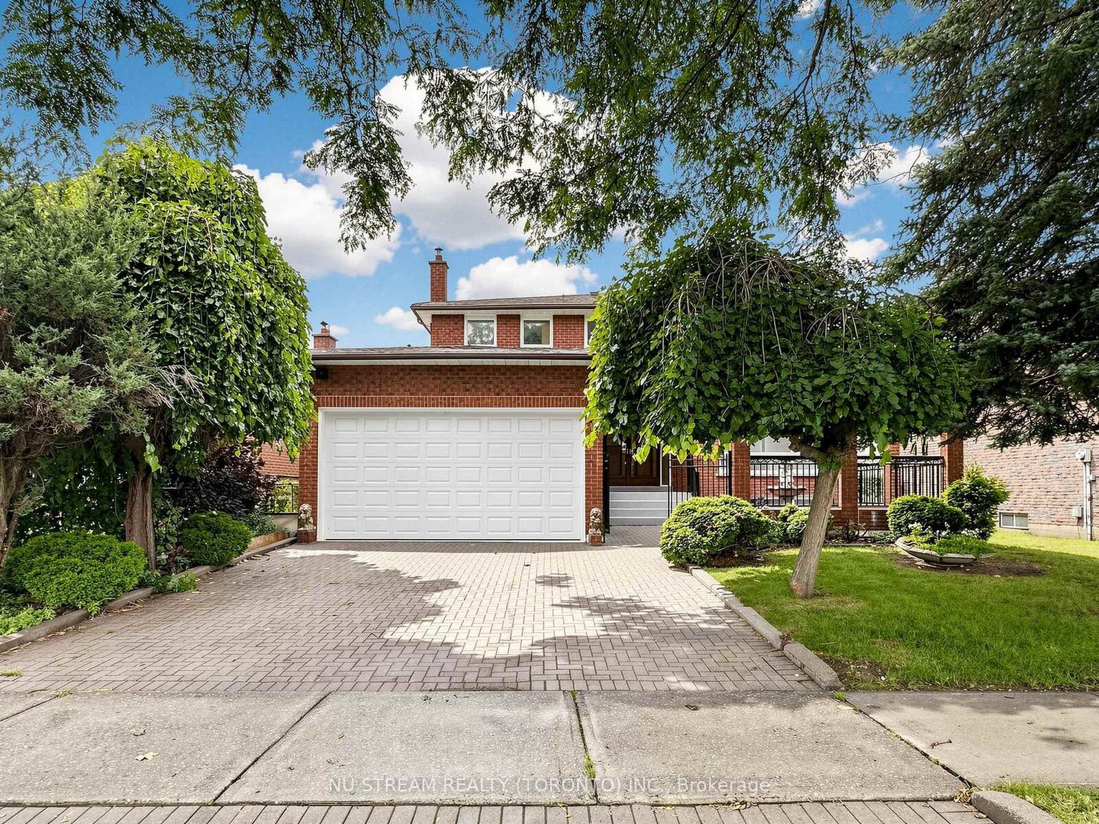 Property Photo: 117 Ambercroft Boulevard N ON M1W 3K8
