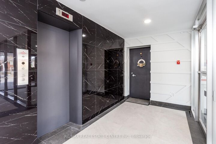 Photo de la propriété: 371 Lakeshore Road W 103 ON L5H 1H4