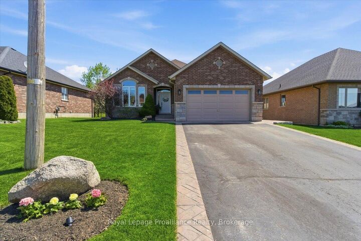 Property Photo: 109 Pinnacle Street ON K0K 1H0